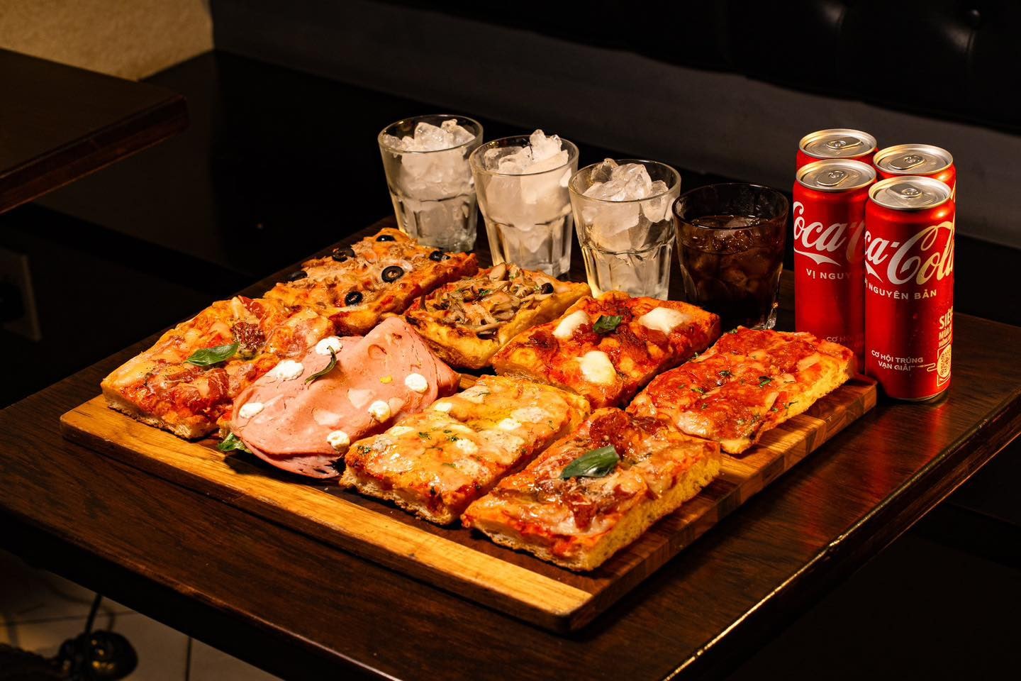 The pizzas are served on wooden boards